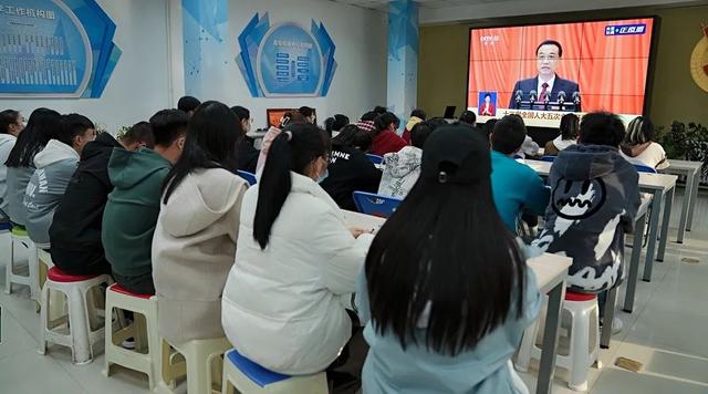 甘肃教育系统干部师生热议全国两会精神
